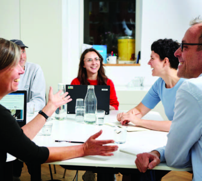 co2online Team bei einer angeregten Besprechung im Büro