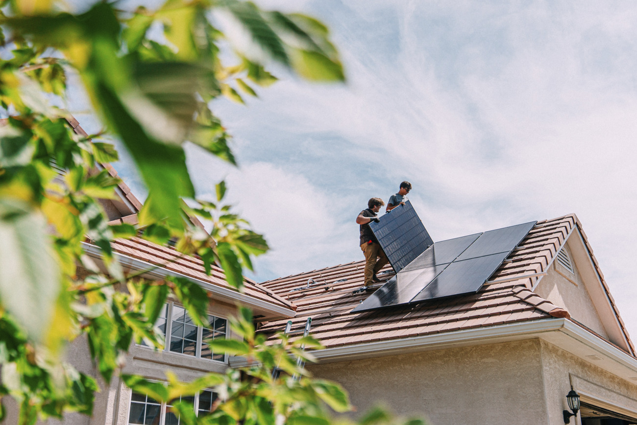 Installation einer Photovoltaikanlage auf dem Dach