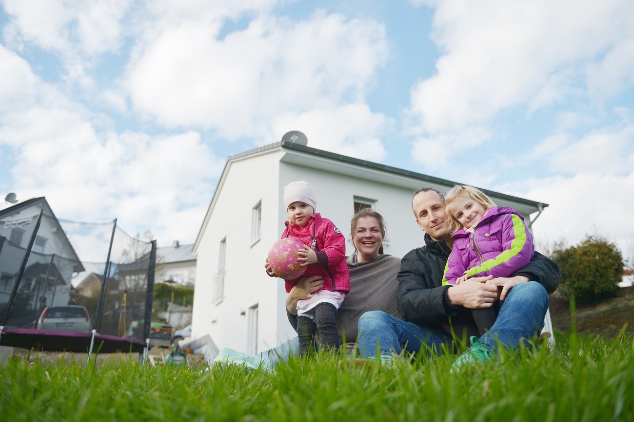 Praxistester Familie Hopp vor ihrem Haus