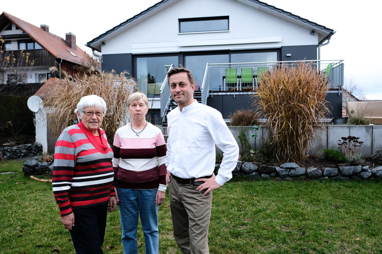 Praxistester Familie Küfner vor ihrem Passivhaus mit Wohnraumlüftung.