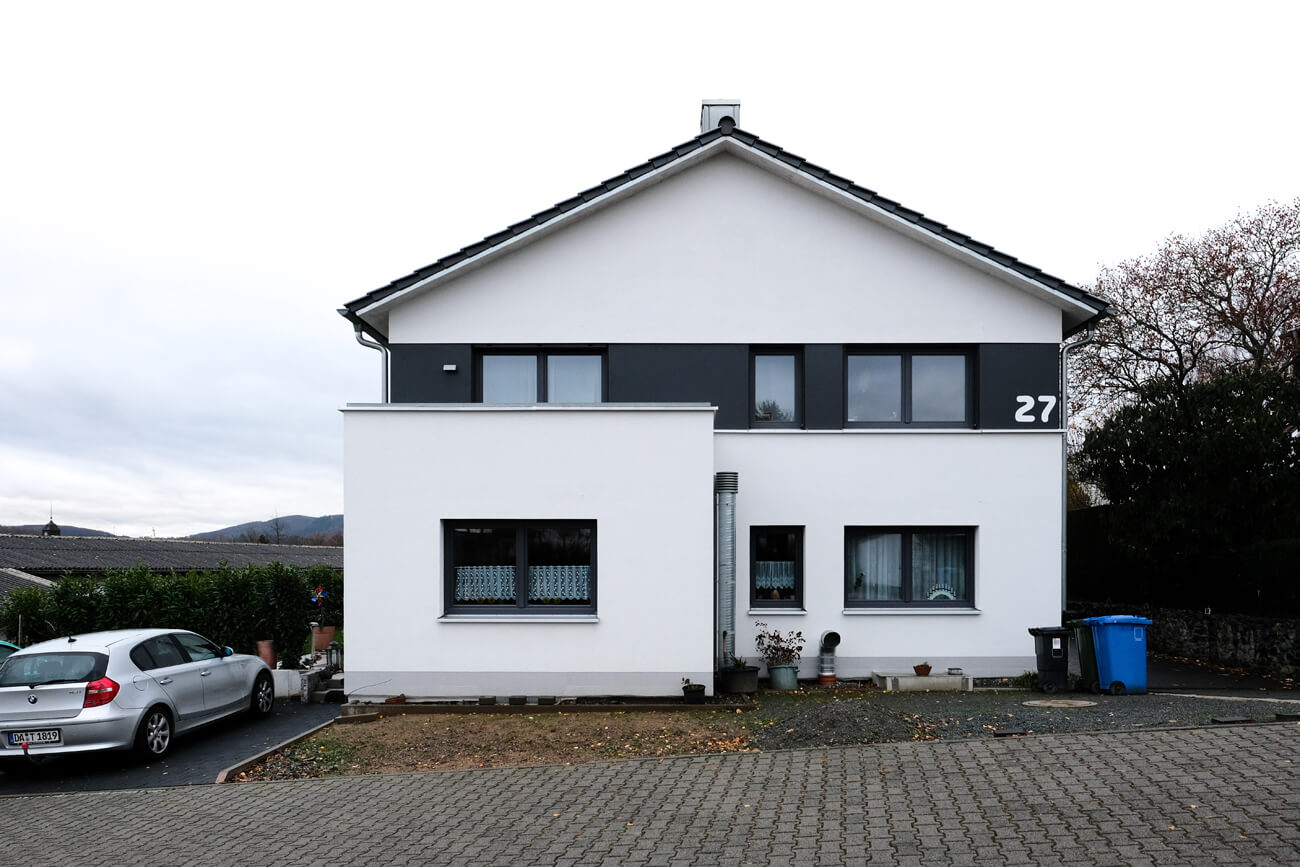 Das Passivhaus der Praxistester Familie Küfner in der Frontansicht.