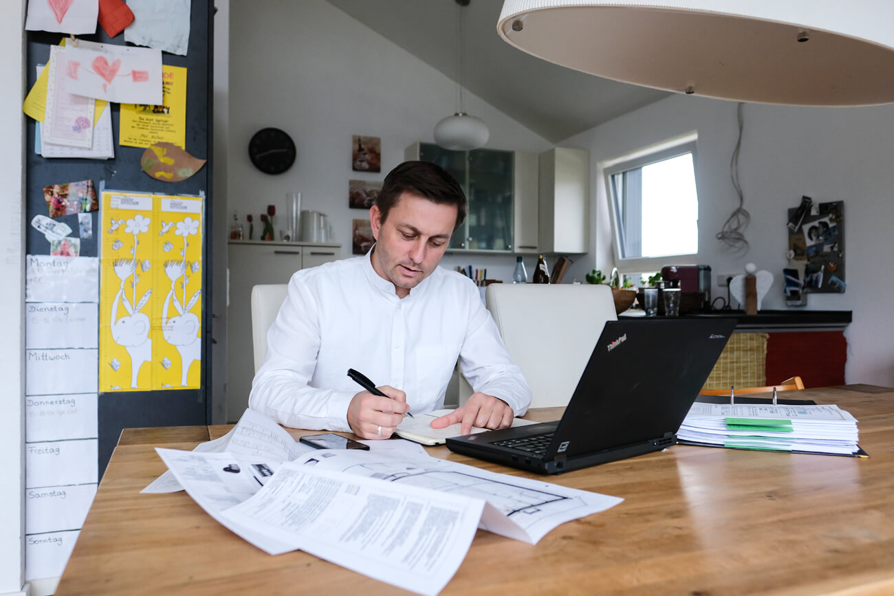 Thorsten Küfner beim Planen der Lüftungsanlage vor dem Laptop.