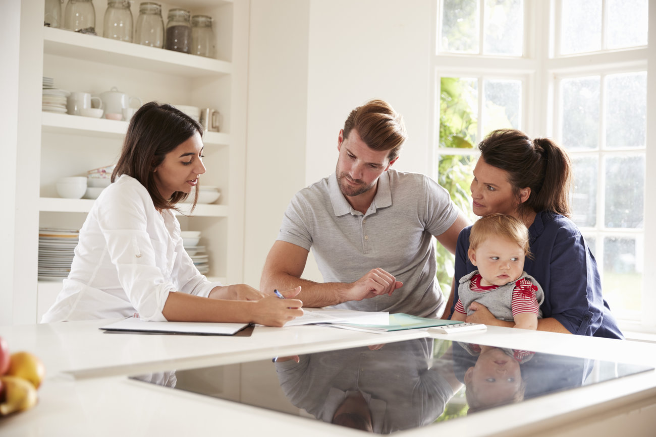 Beratung einer Familie in der Küche