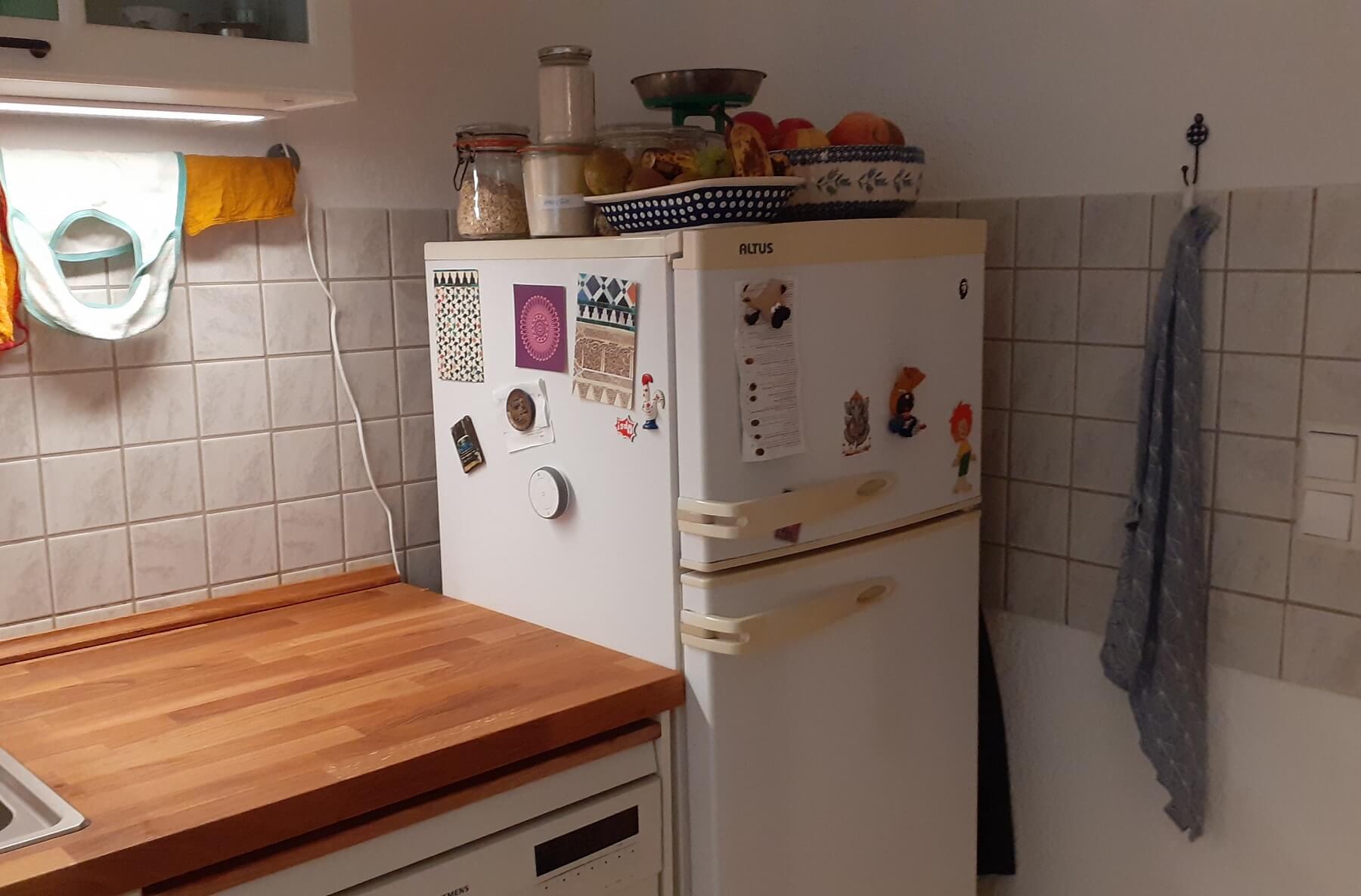 Der alte Kühlschrank von Altus steht in der Küche.