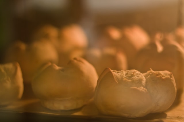 Brötchen werden im Ofen gebacken.