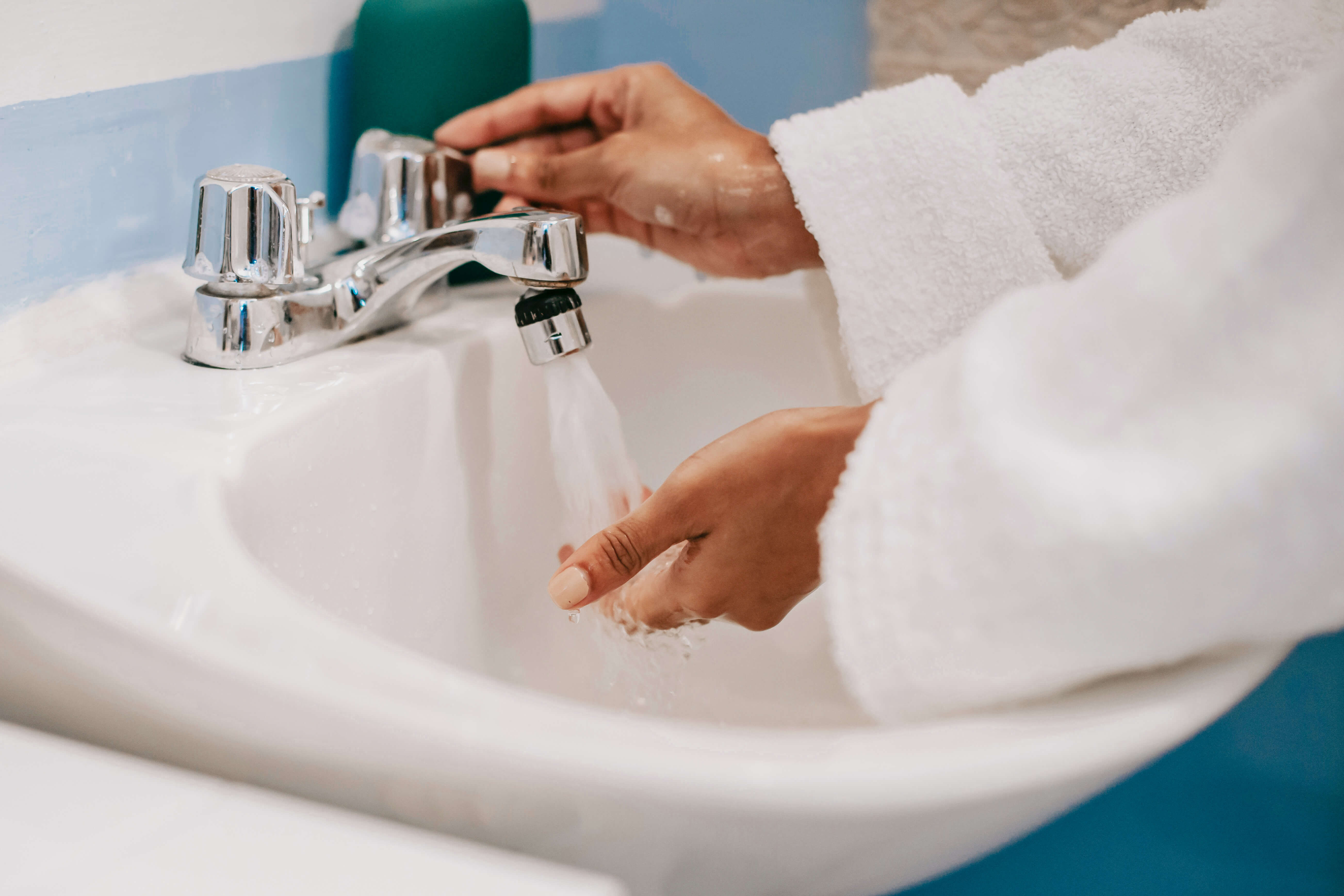 Hand unter Wasserhahn