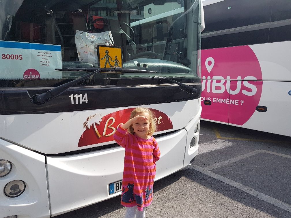 Reisebus und Kind