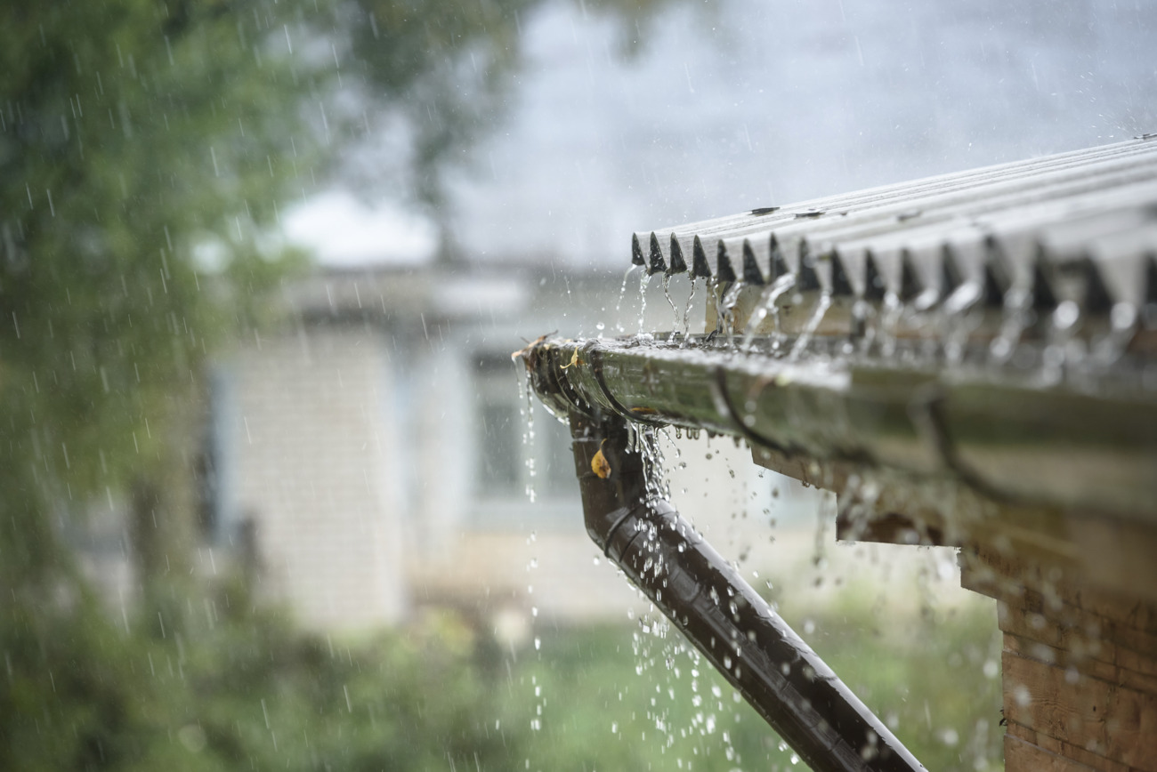 Regen fließt vom Dach hinunter