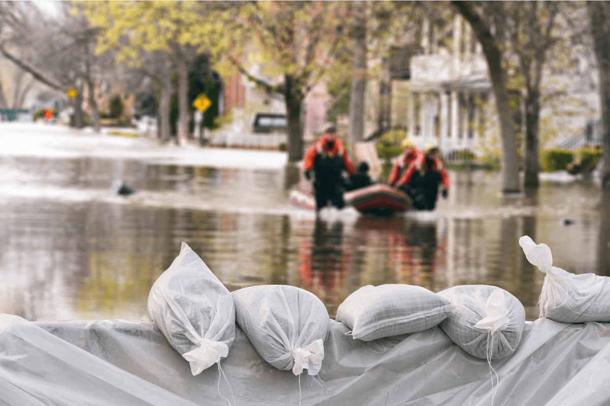 Sandsäcke sichern eine Innenstadt vor Hochwasser.