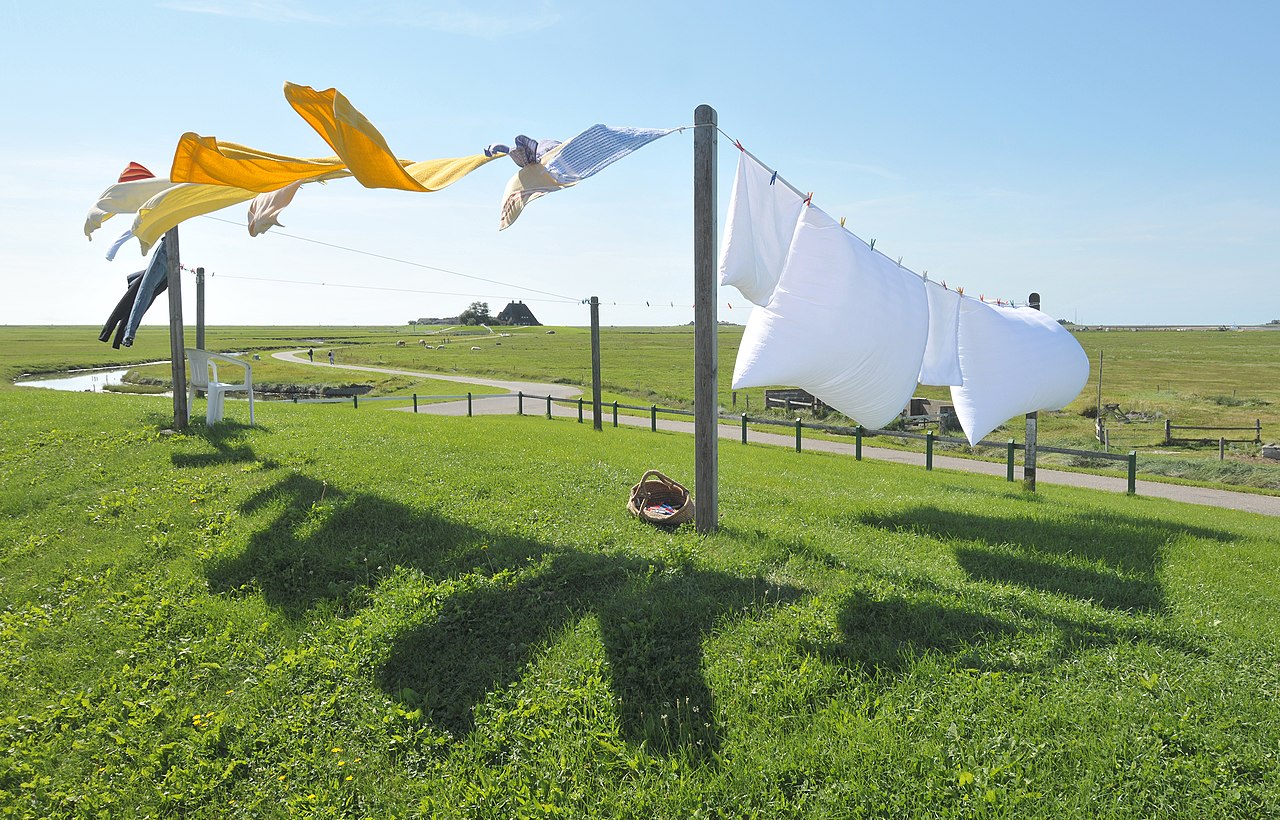 im Wind wehende Wäsche auf der Wäscheleine