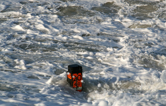 Fluss umspült Hochwassermarke