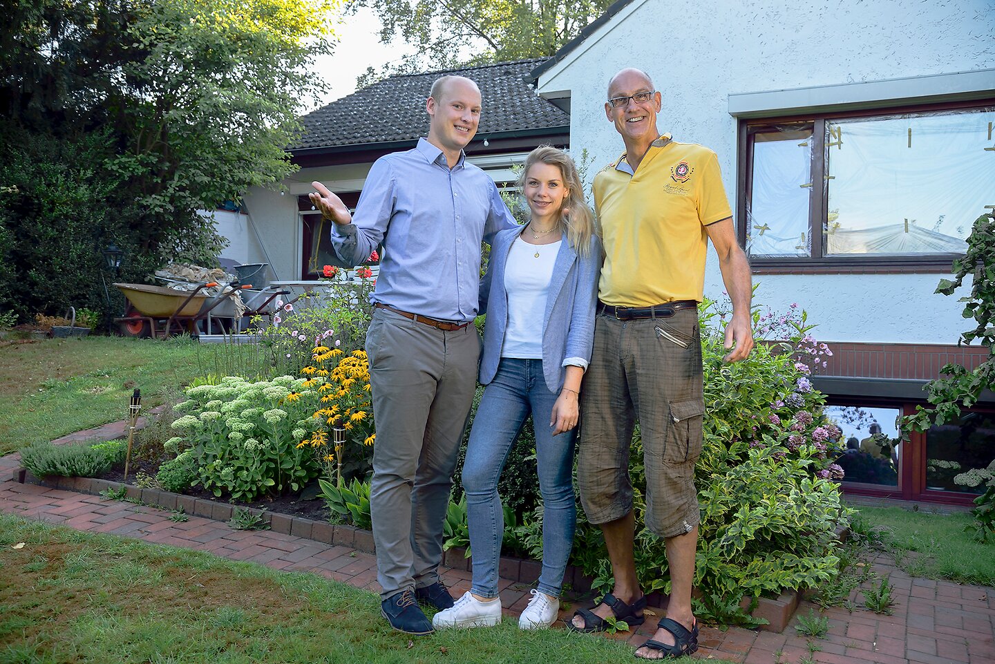 Praxistest Dämmung: Familie Meyer und ihr Handwerker im Garten