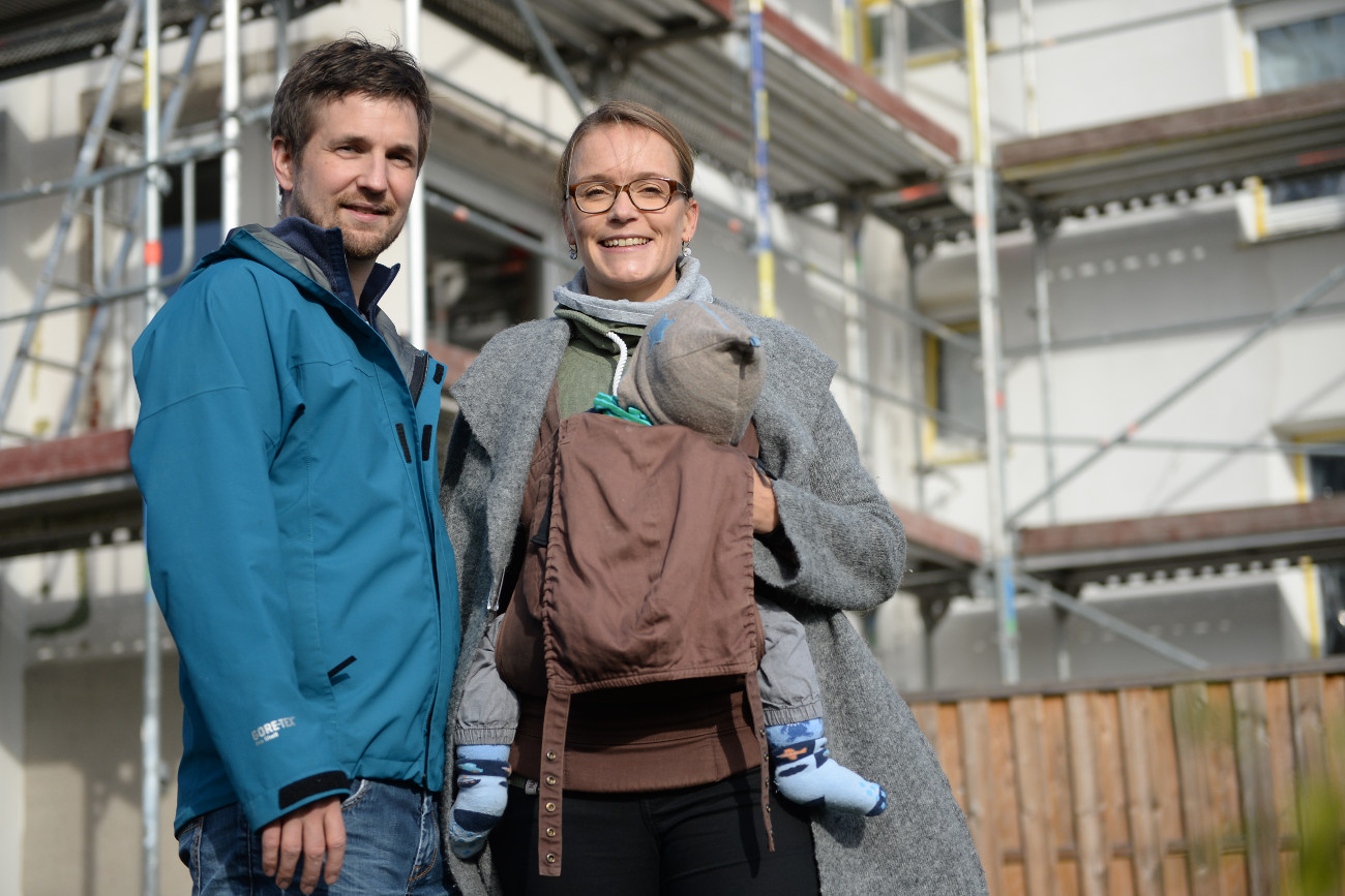 Familie Krämer vor ihrem sanierten Haus