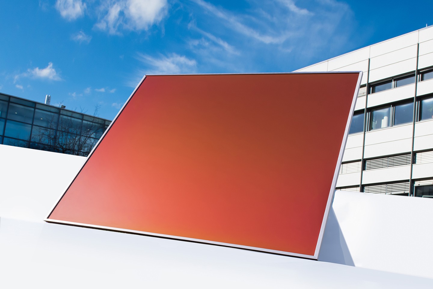 Ein Solarpanel in der Farbe rot