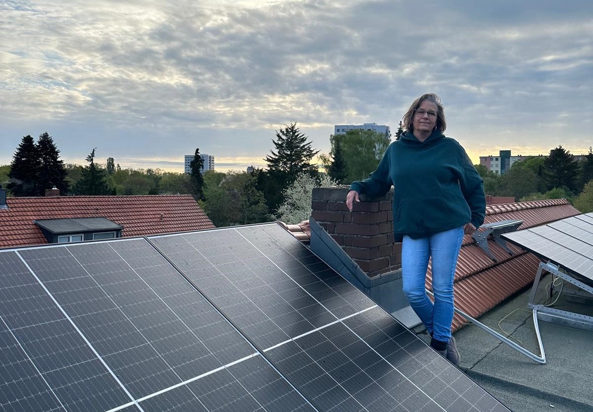 Stecker-Solaranlage auf einem Hausdach mit Eigentümerin