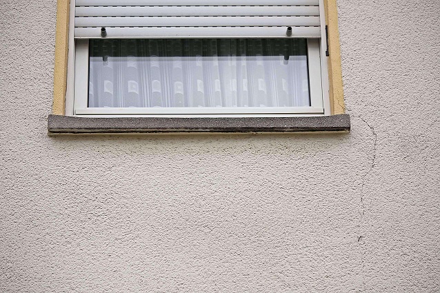 Fassade und Fenster eines Mehrfamilienhauses