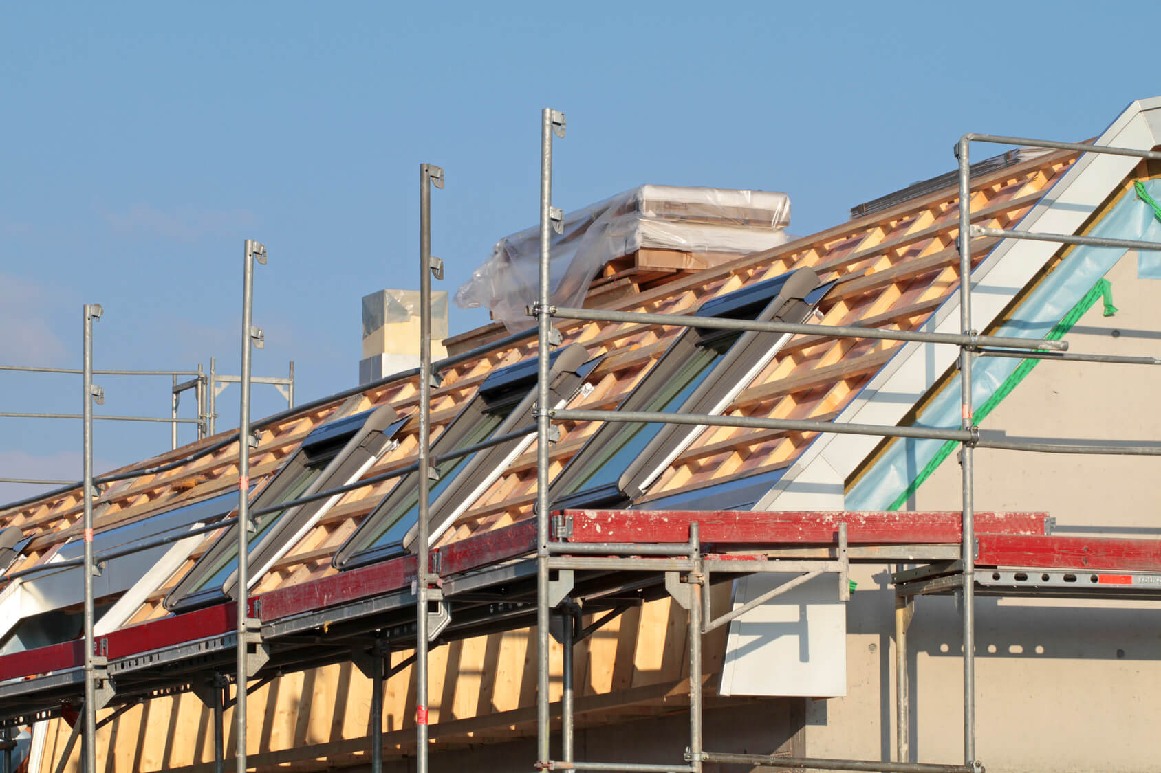 für Sanierung eingerüstetes Haus bzw. Dach