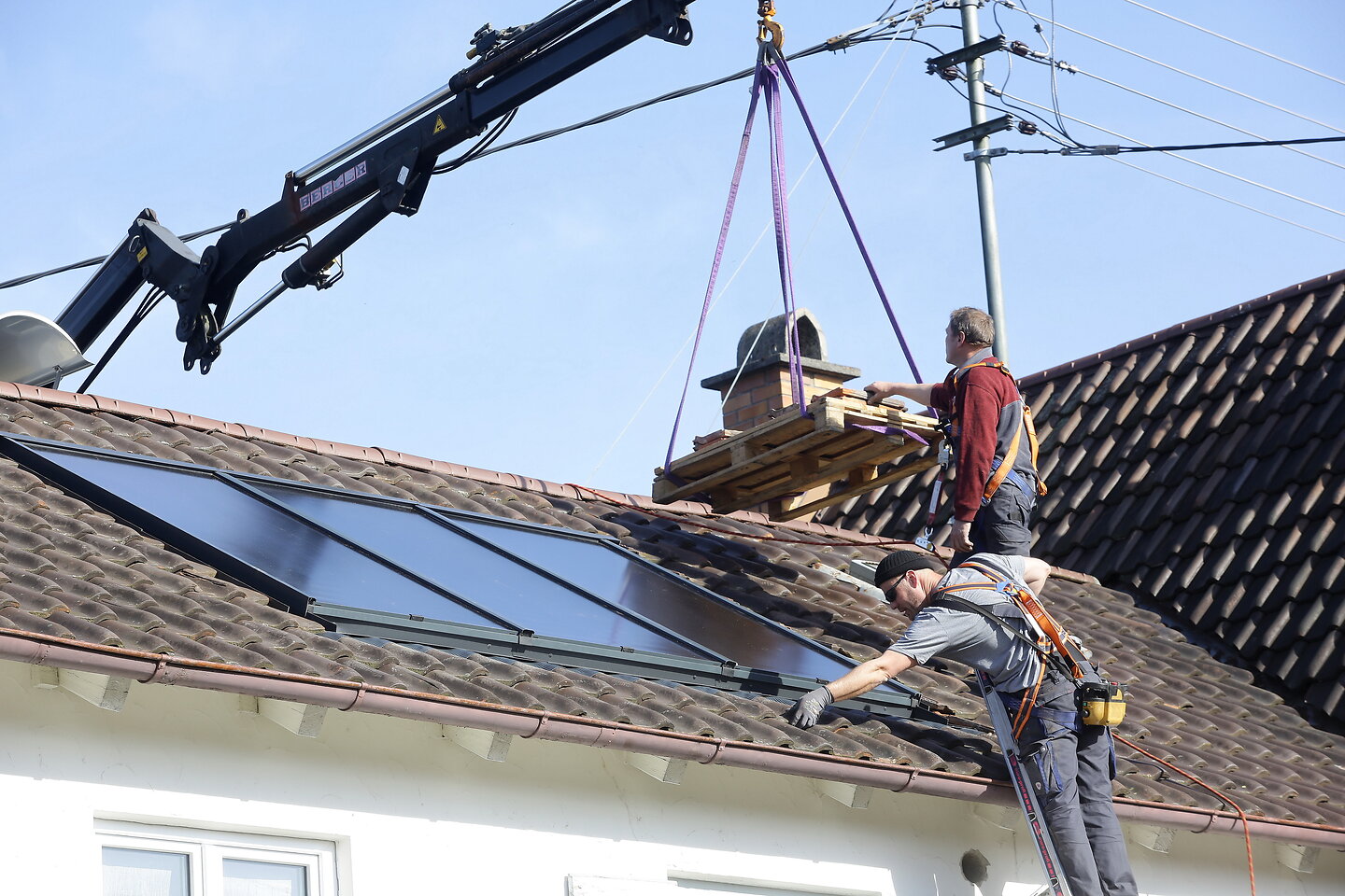 Praxistest Solarthermie: Indach-Montage von Kollektoren Schritt 9 – Dachziegel auflegen.