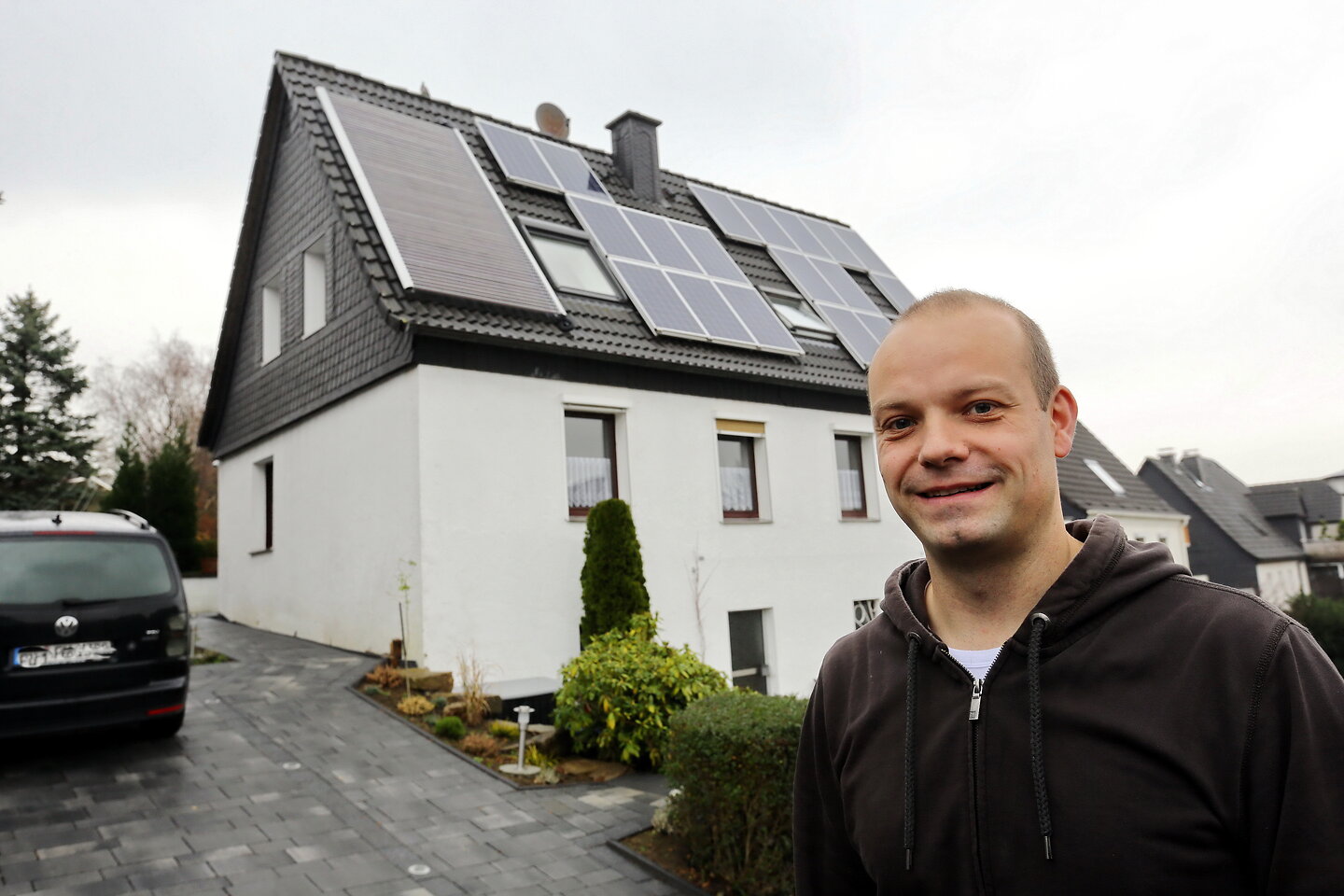 Thomas Funcke vor seinem Haus in Hagen