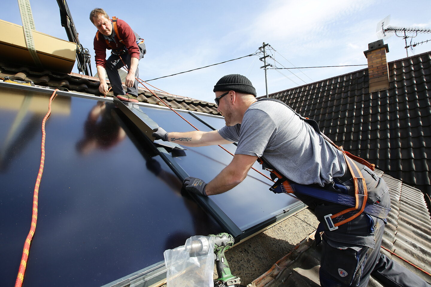 Praxistest Solarthermie: Indach-Montage von Kollektoren Schritt 7 – Abdeckbleche zwischen Kollektoren anbringen.