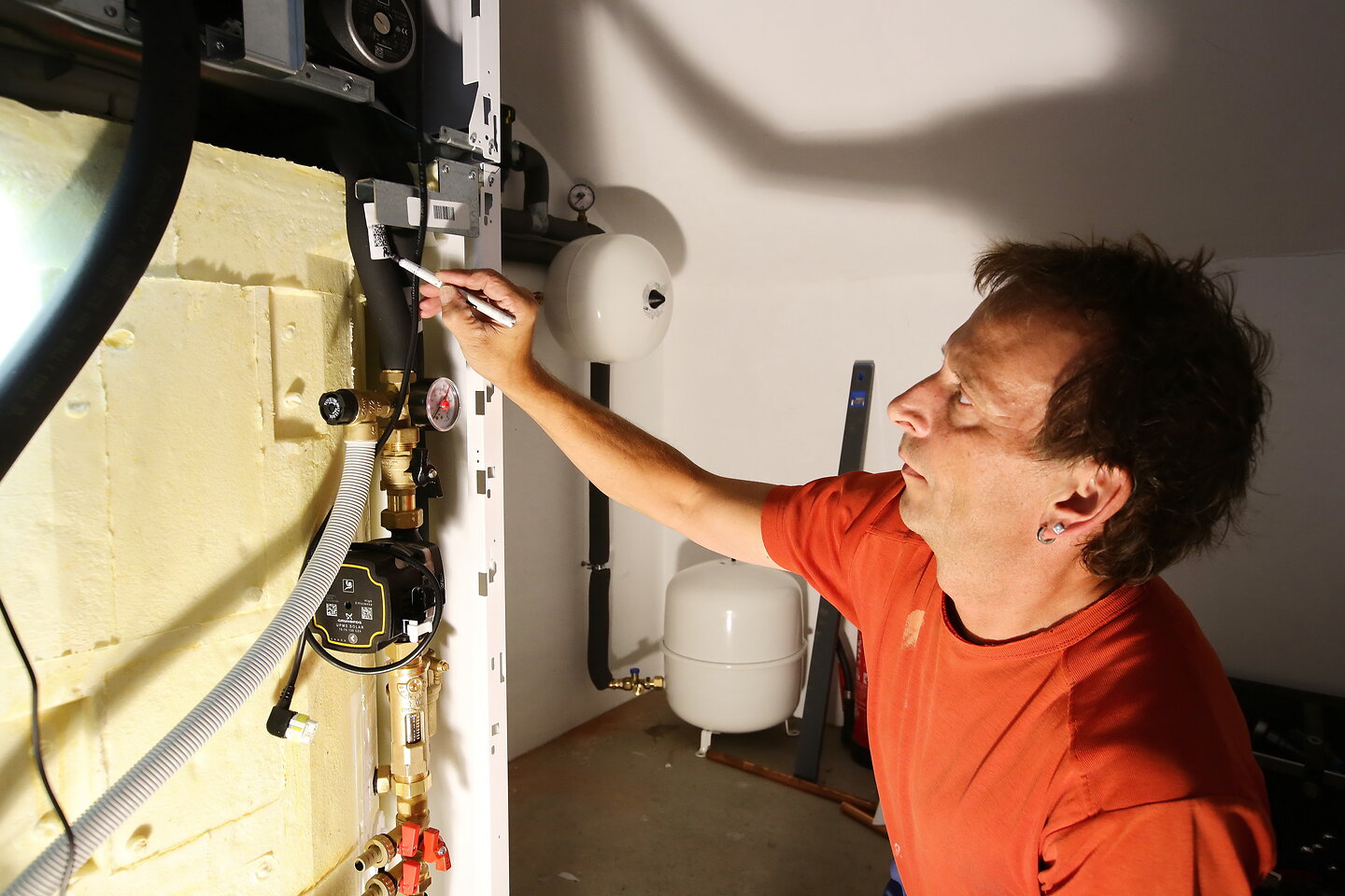 Handwerker prüft Leitungen