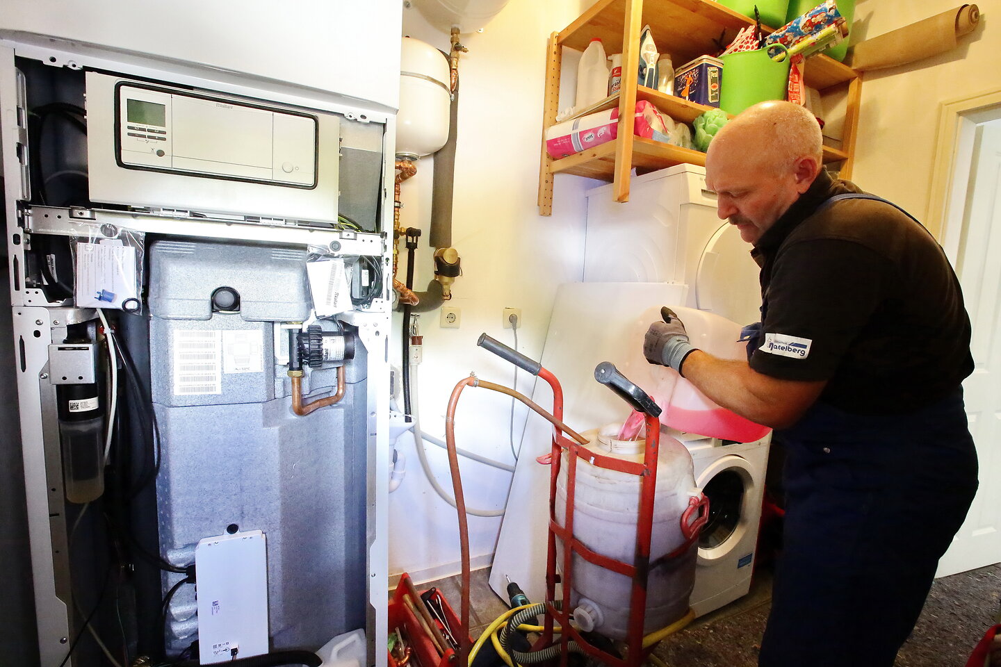 Handwerker füllt Solarflüssigkeit in Anlage.