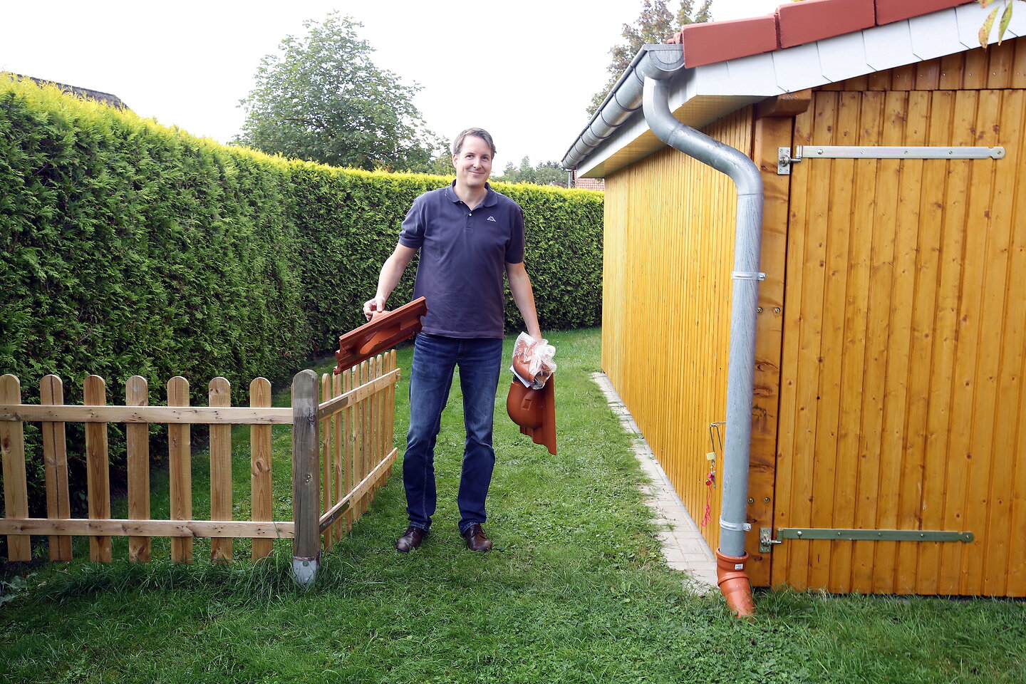 Manfred Kuhlemann mit Solar-Dachziegeln.