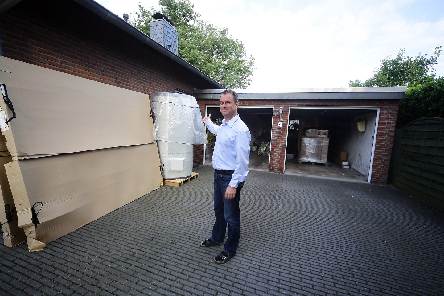 Carsten Mönkemeyer vor der verpackten Solarthermieanlage.