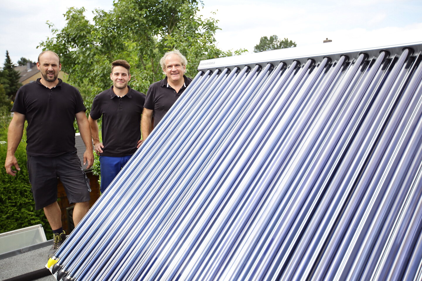 Handwerker und Solarthermieanlage