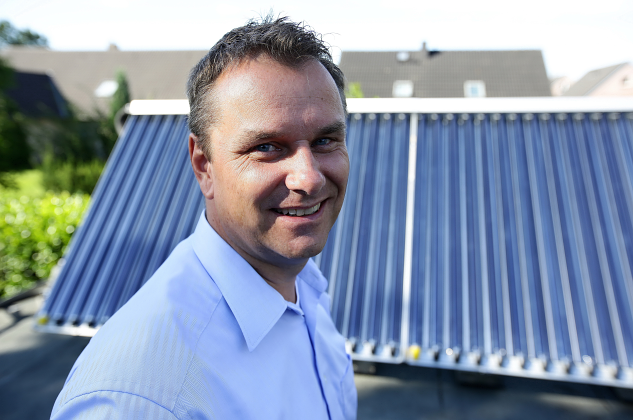 Carsten Mönkemeyer vor seiner Solarthermie-Anlage.