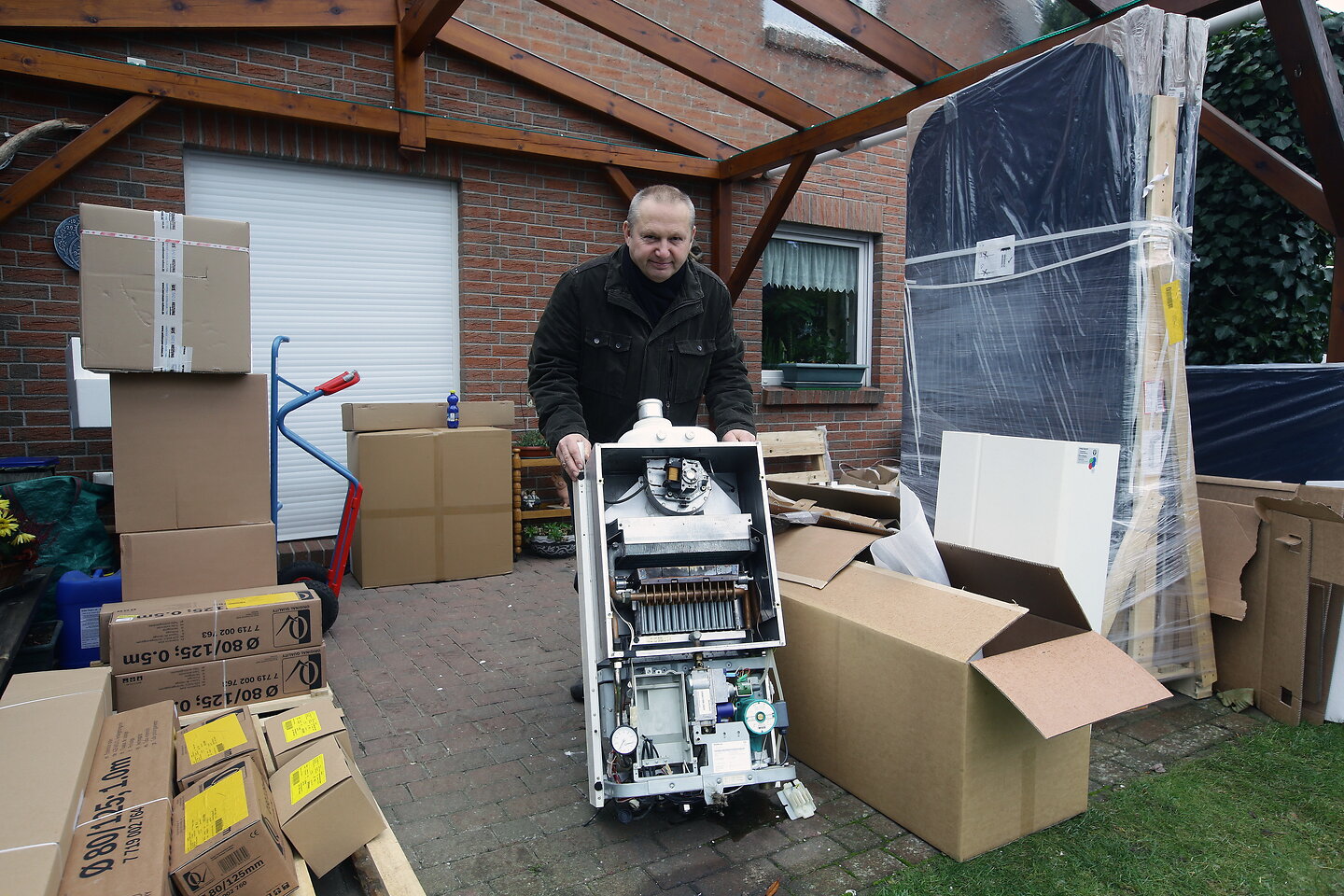 Praxistest-Teilnehmer Rutz bei der Lieferung der neuen Solarthermieanlage.