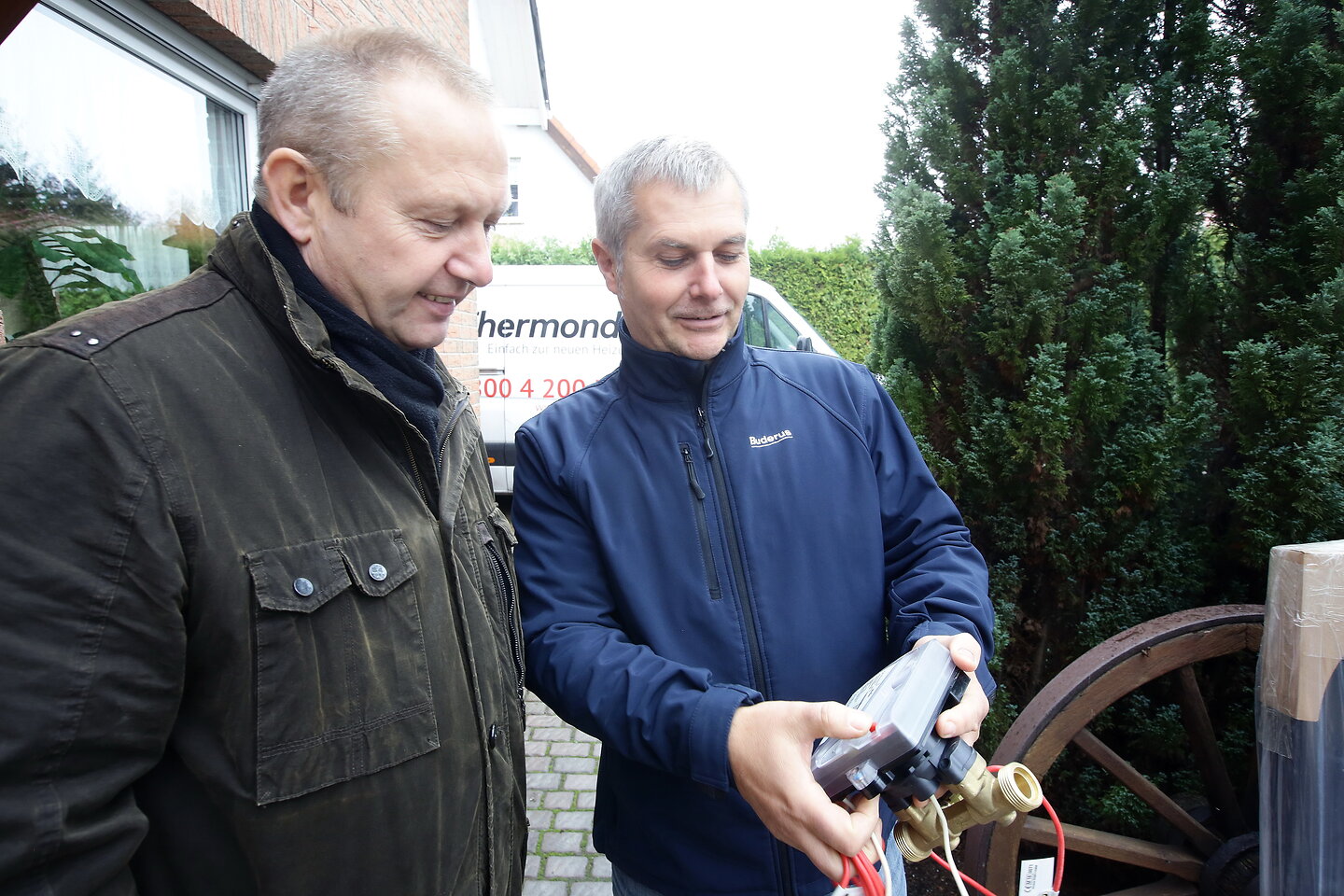 Praxistester Jan Rutz erhält Wärmemengenzähler.