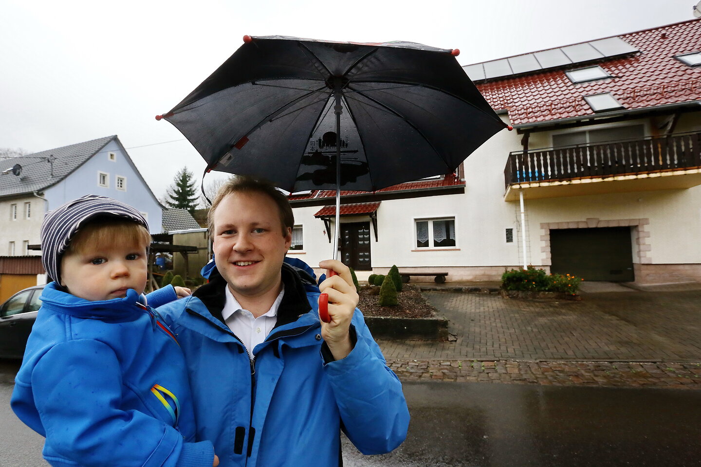 Carsten Tamm mit seinem Sohn Leonas vor dem Haus der Familie in Matzenbach.