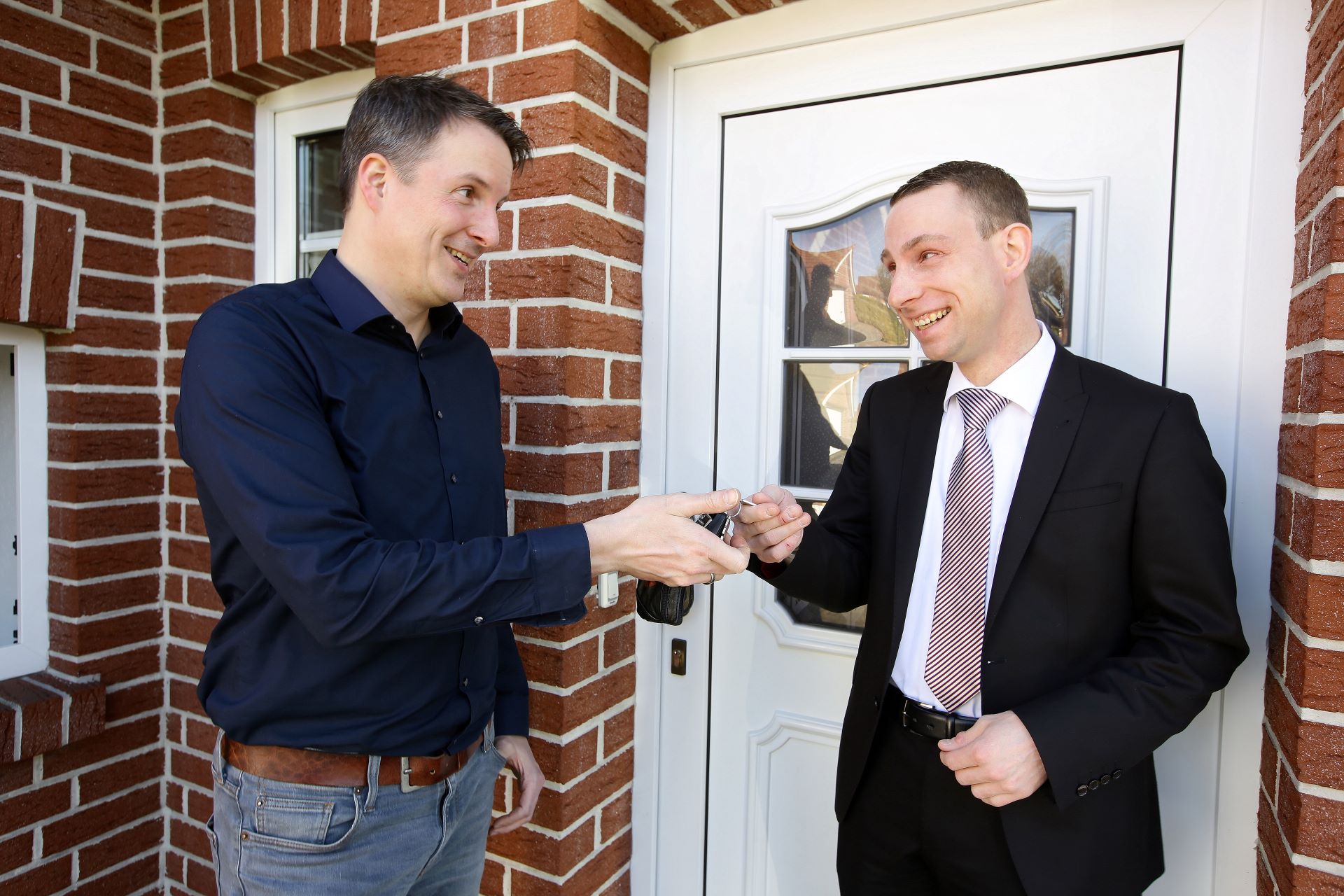 Nadke und Kuhlemann reichen sich die Hand. 