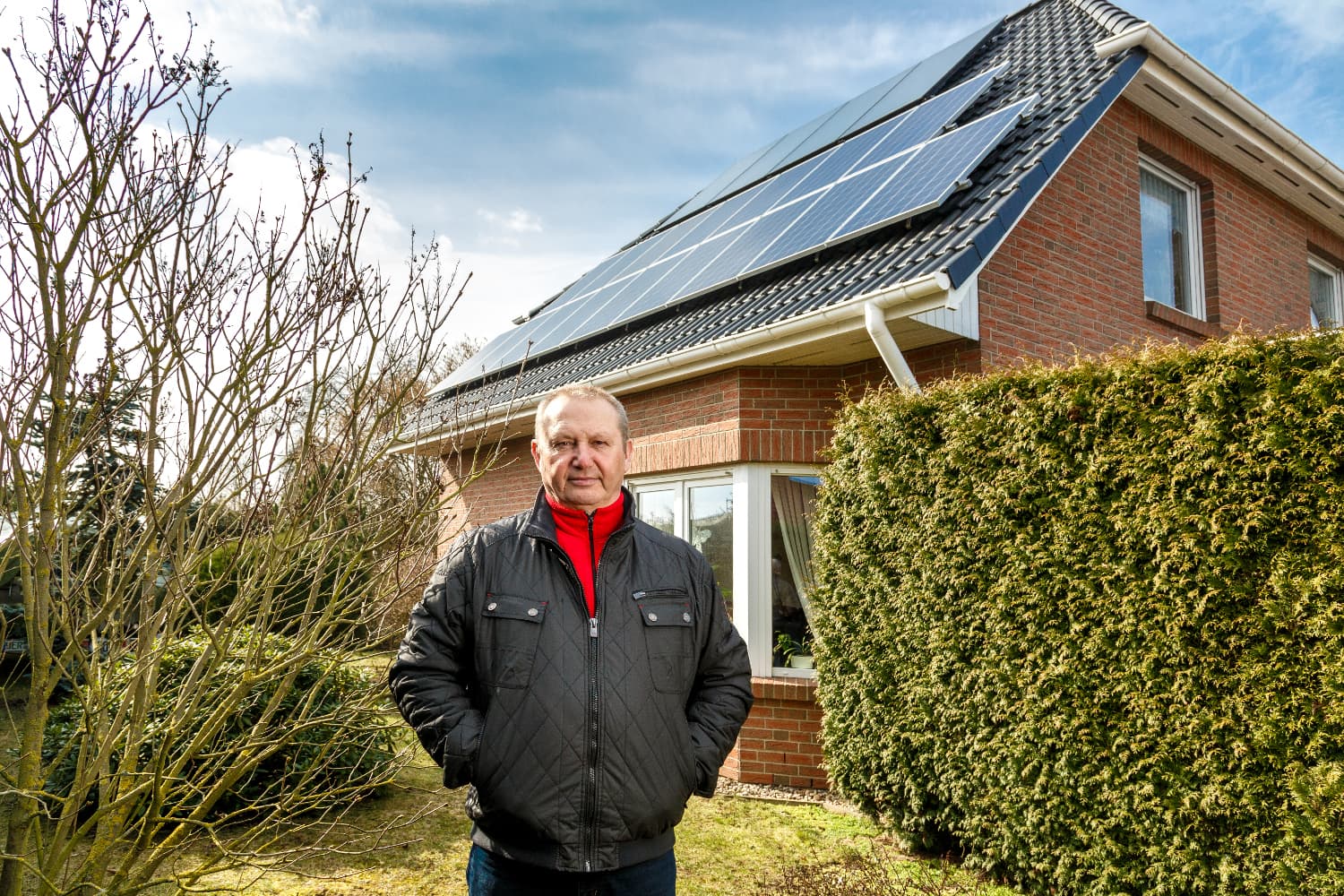 Jan Rutz vor seinem Haus mit Solarthermie.