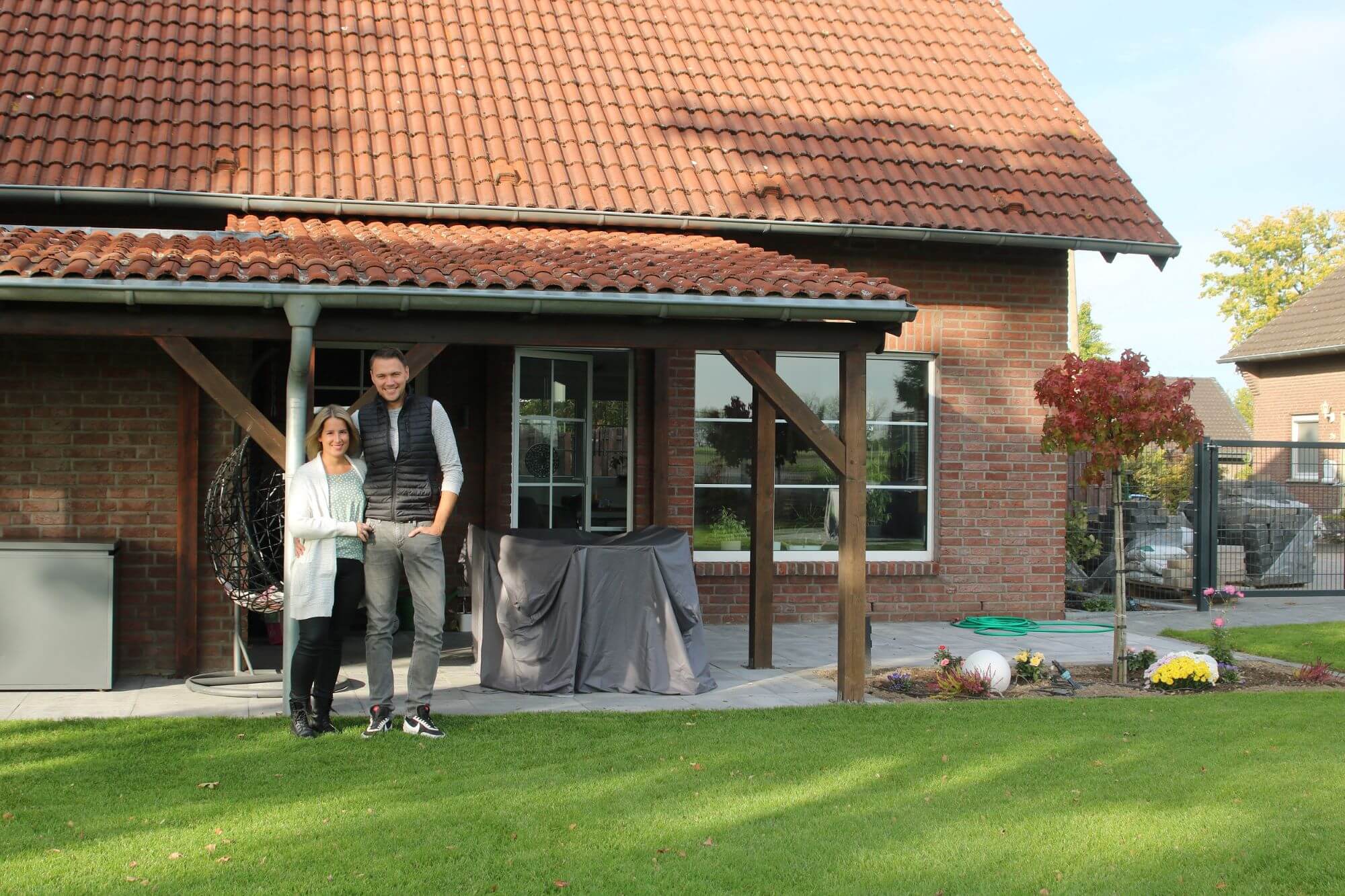 Ehepaar Breit im Garten vor ihrem Haus