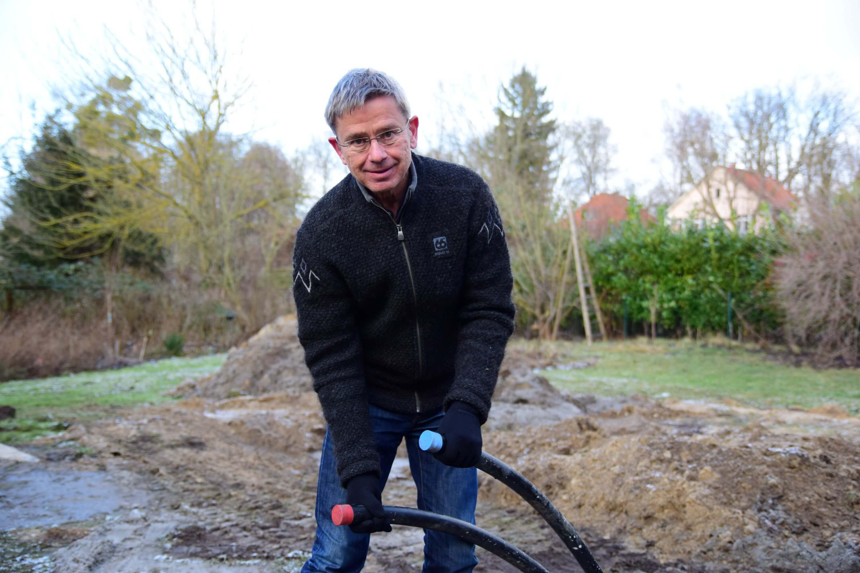 Stefan Rahmstorf bei der Installation von Erdsonden für die Sole-Wasser-Wärmepumpe