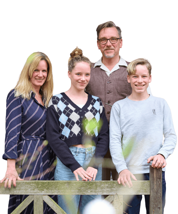 Frau und Herr Schlicht mit ihren zwei Kindern