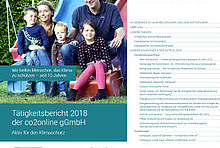 Cover Tätigkeitsbericht 2018: Mutter, Vater, drei Kinder an einer Rutsche; rechts Ausschnitt Inhaltsverzeichnis