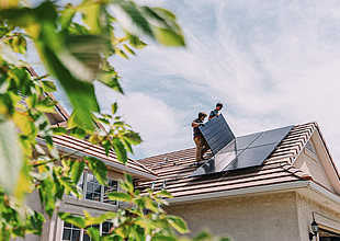 Eine Photovoltaikanlage wird auf dem Dach eines Hauses installiert.